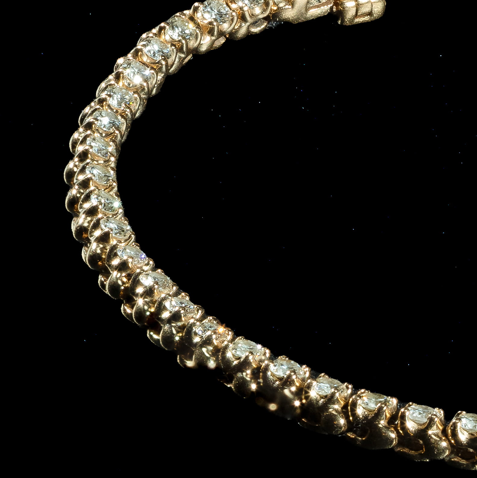 Unique 14K yellow gold tennis bracelet featuring 47 natural round brilliant-cut diamonds totaling 1.40 carats.