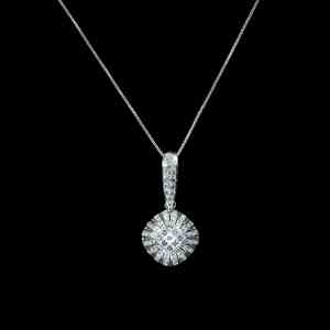 18K white gold necklace jewelry princess-cut and brilliant-cut natural diamonds.