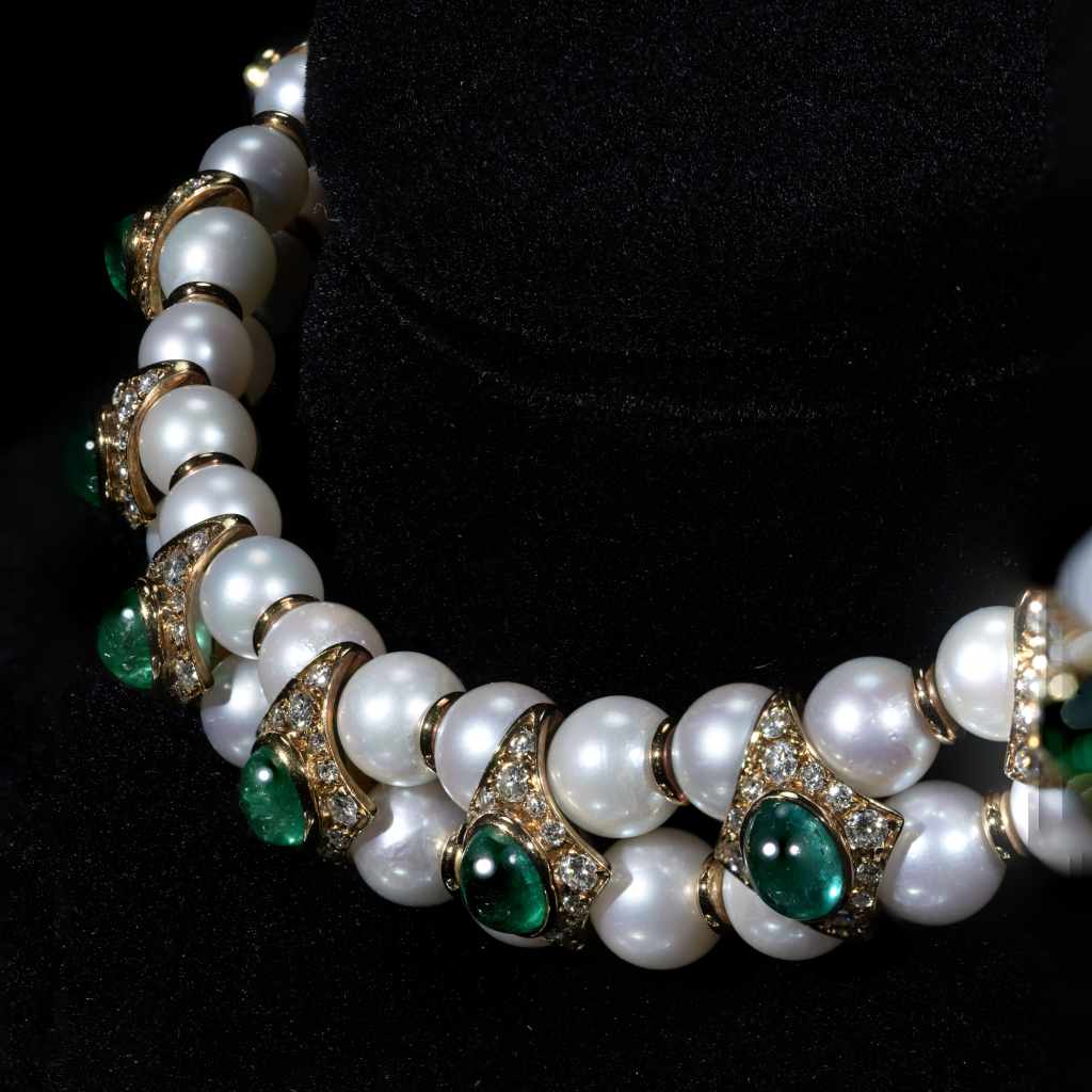 Luxury emerald pearl necklace with freshwater pearls, emerald gemstones and sparkling diamonds
