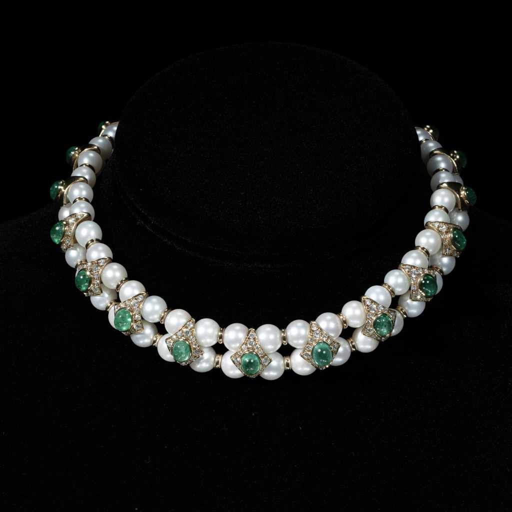 emerald pearl necklace featuring freshwater pearls, emerald gemstones and sparkling diamonds