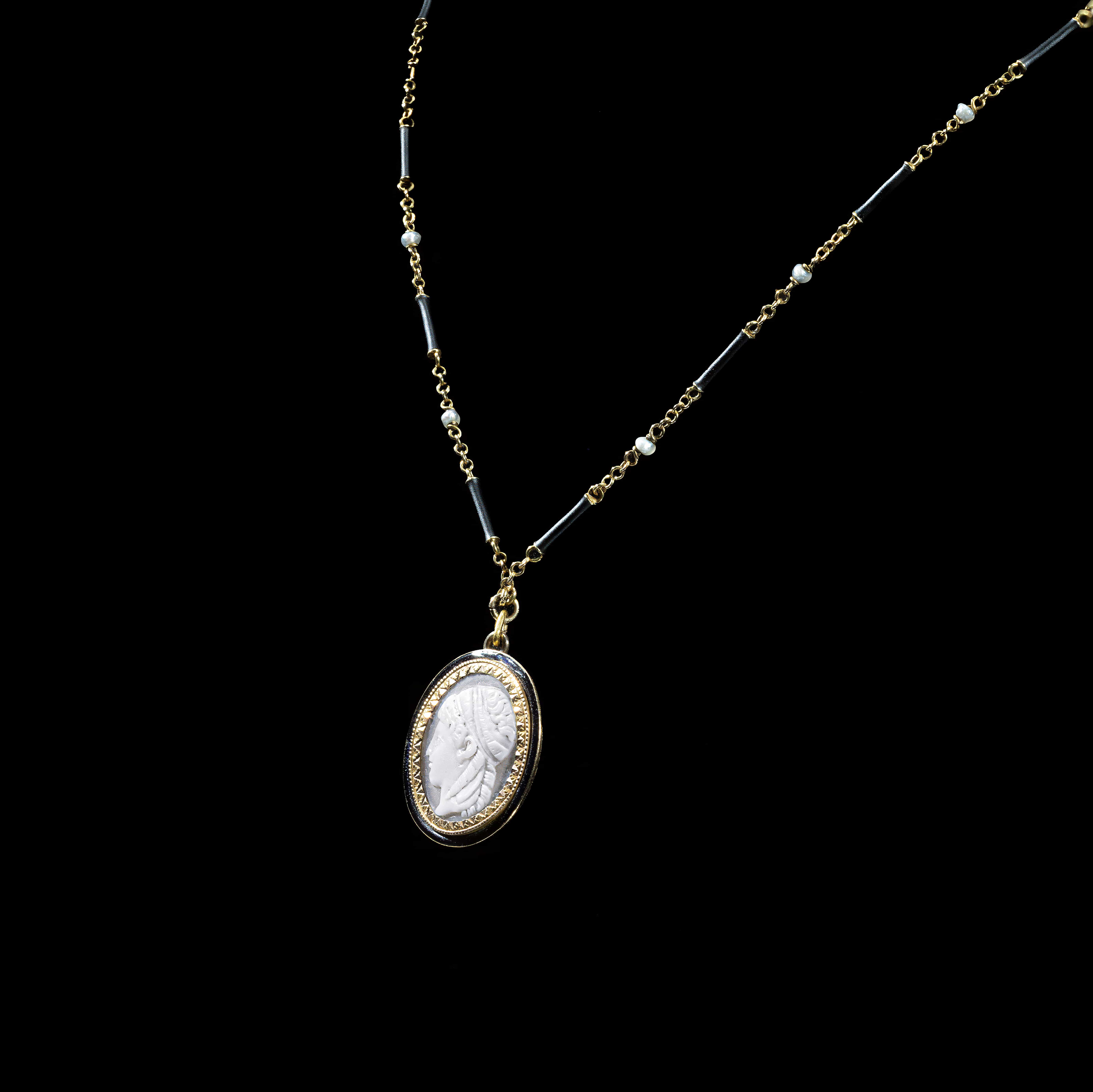 Antique 14K yellow gold cameo pendant necklace featuring a hand-carved classical female profile in a vintage estate setting.