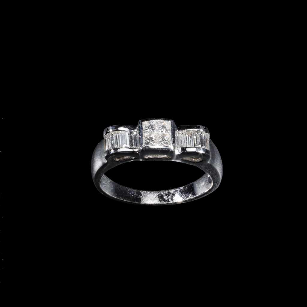 18K white gold ring with princess and baguette-cut diamonds