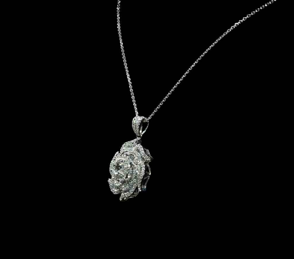 18K White Gold Diamond Floral Pendant Necklace