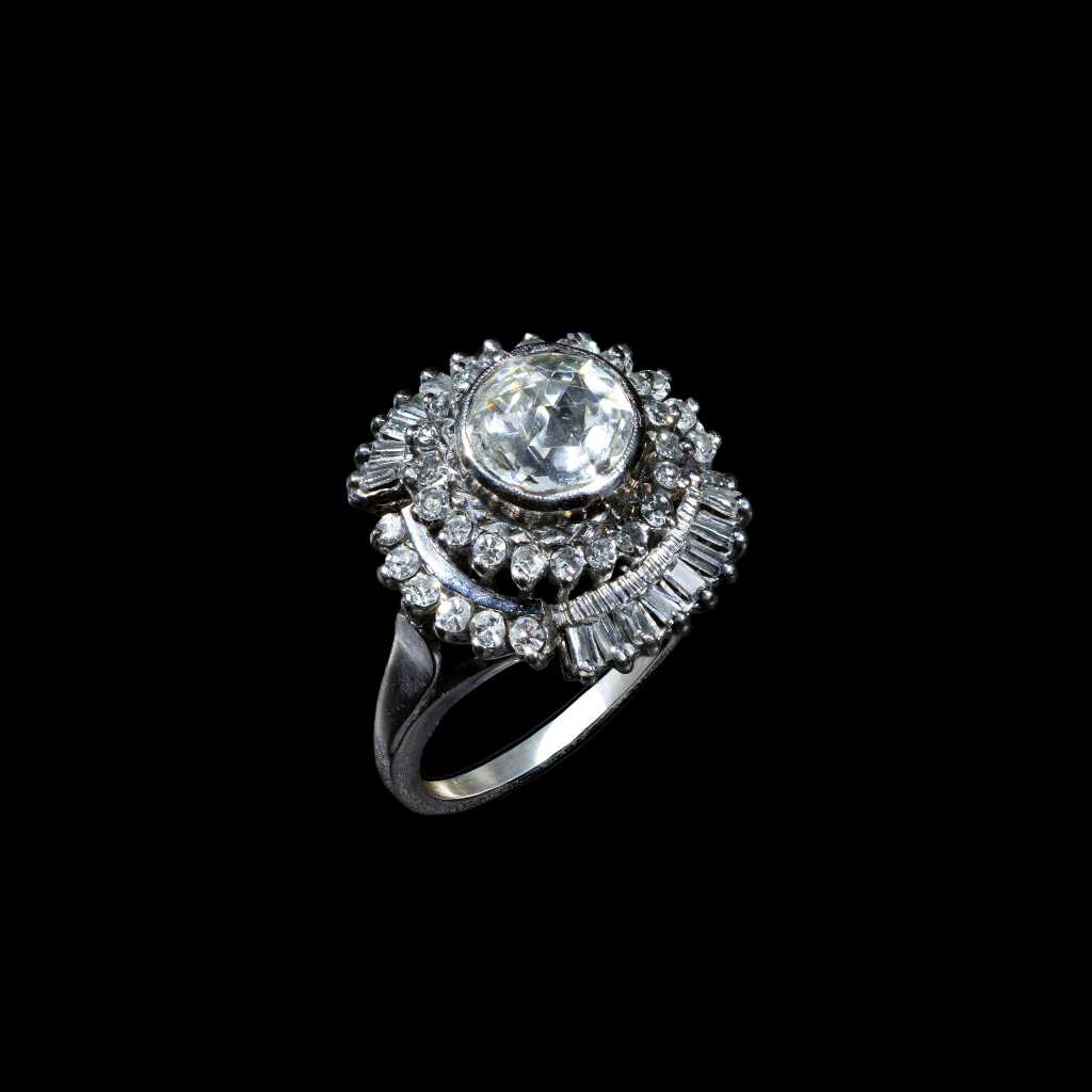 18K white gold diamond cocktail ring with center diamond, baguette-cut and round diamond accents