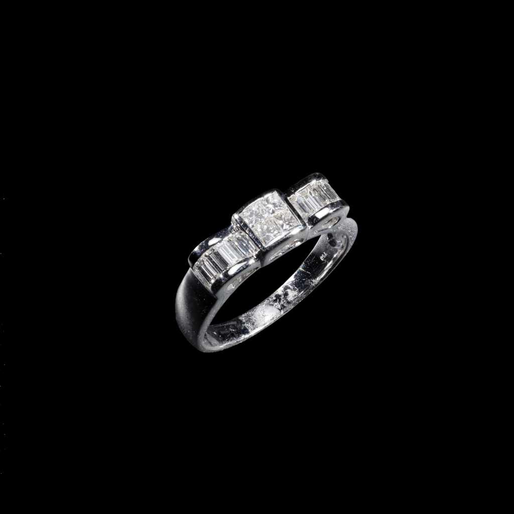 18K white gold ring with princess and baguette-cut diamonds