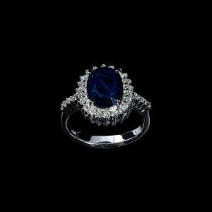 18K white gold oval blue sapphire ring with brilliant diamond halo